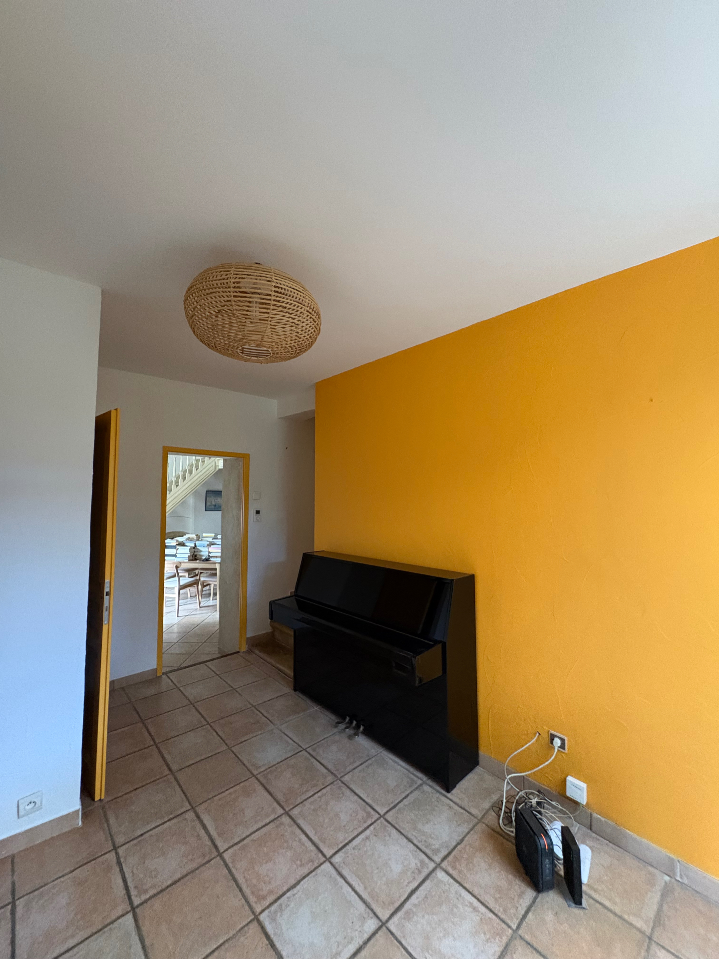 La même pièce terminée, murs et plafond peints en blanc avec un mur jaune