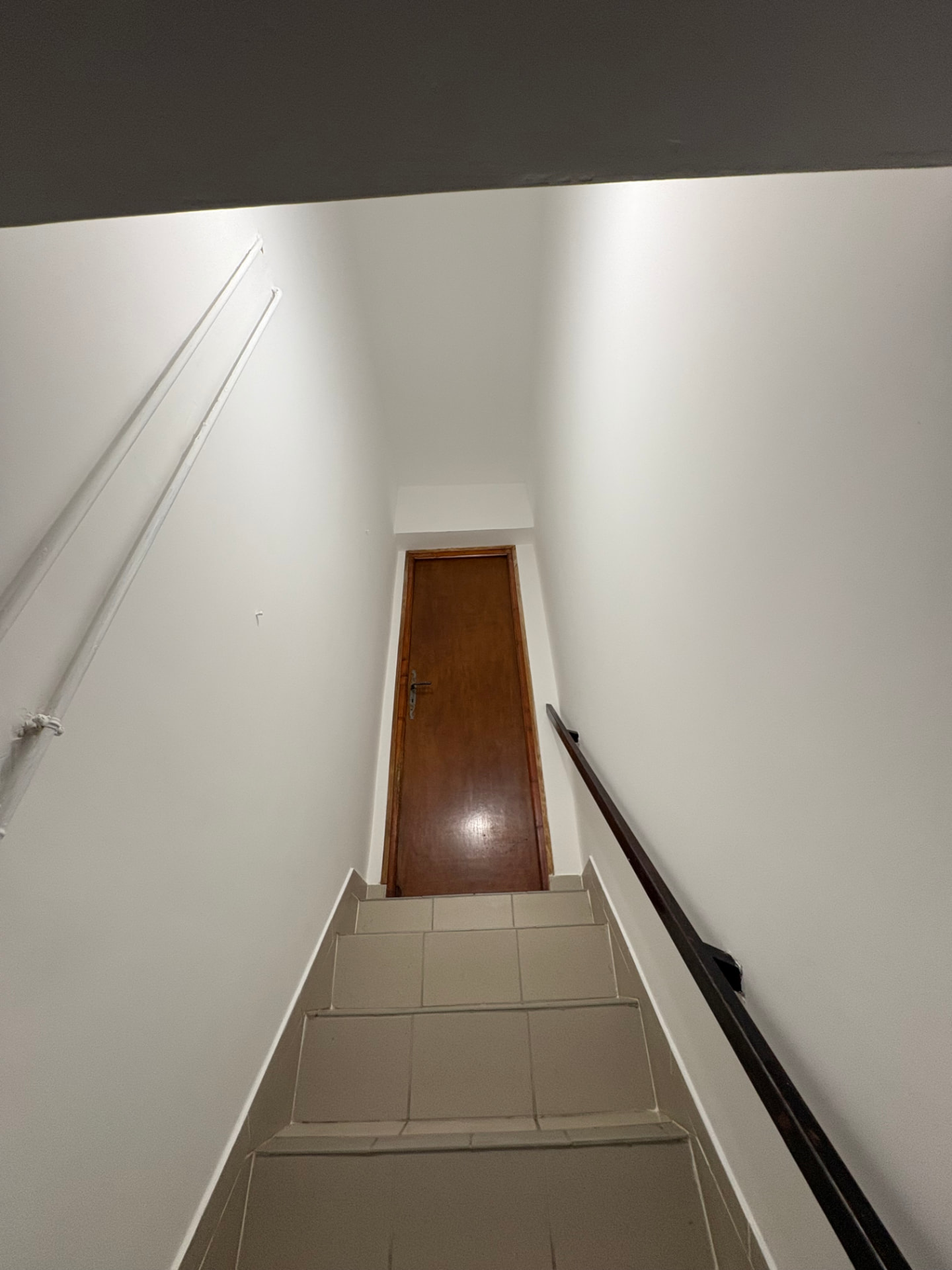 La même cage d'escalier après reprise des fissures et mise en peinture blanche