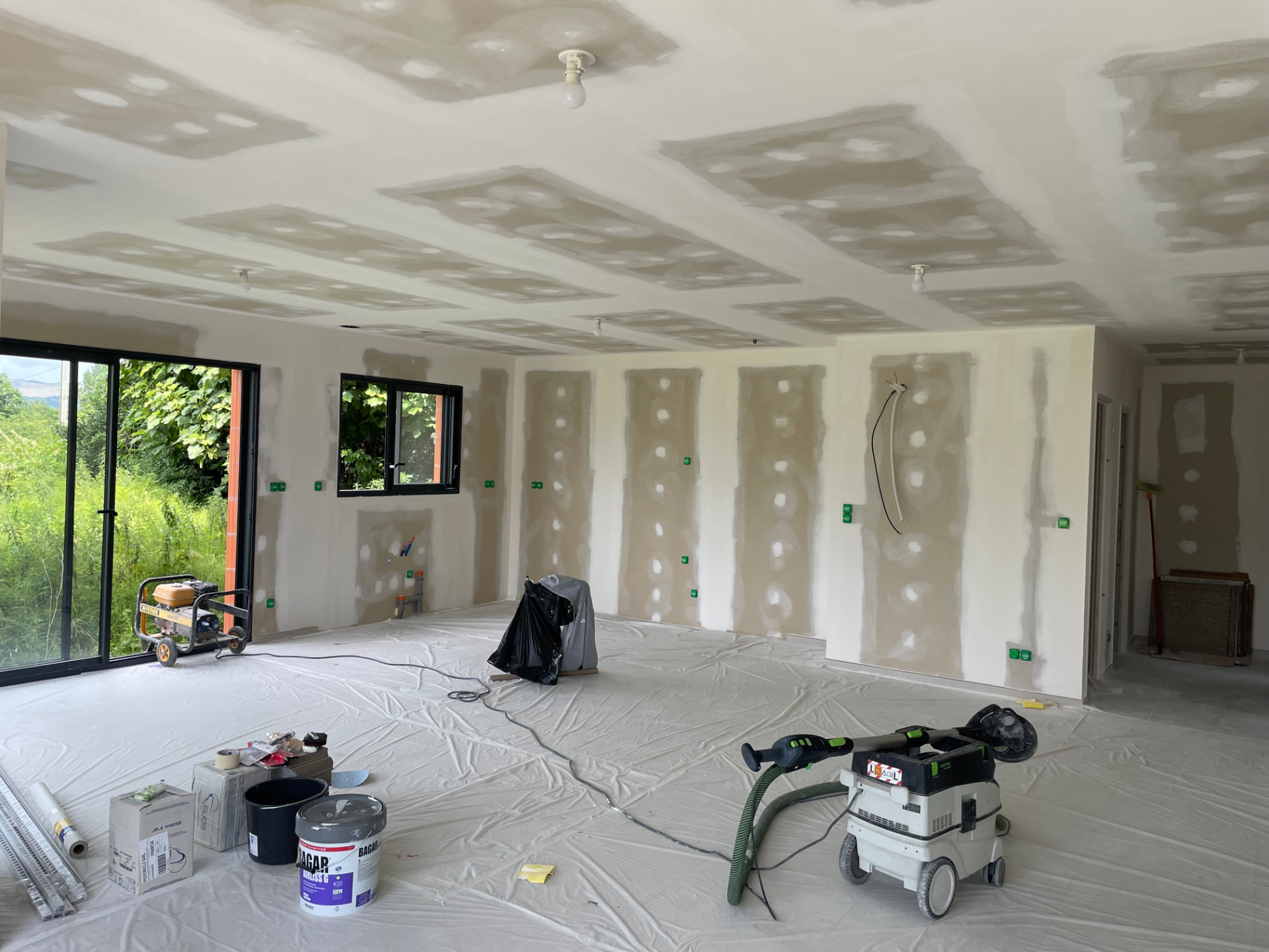 Grande pièce neuve en placo avec bandes enduites avant peinture