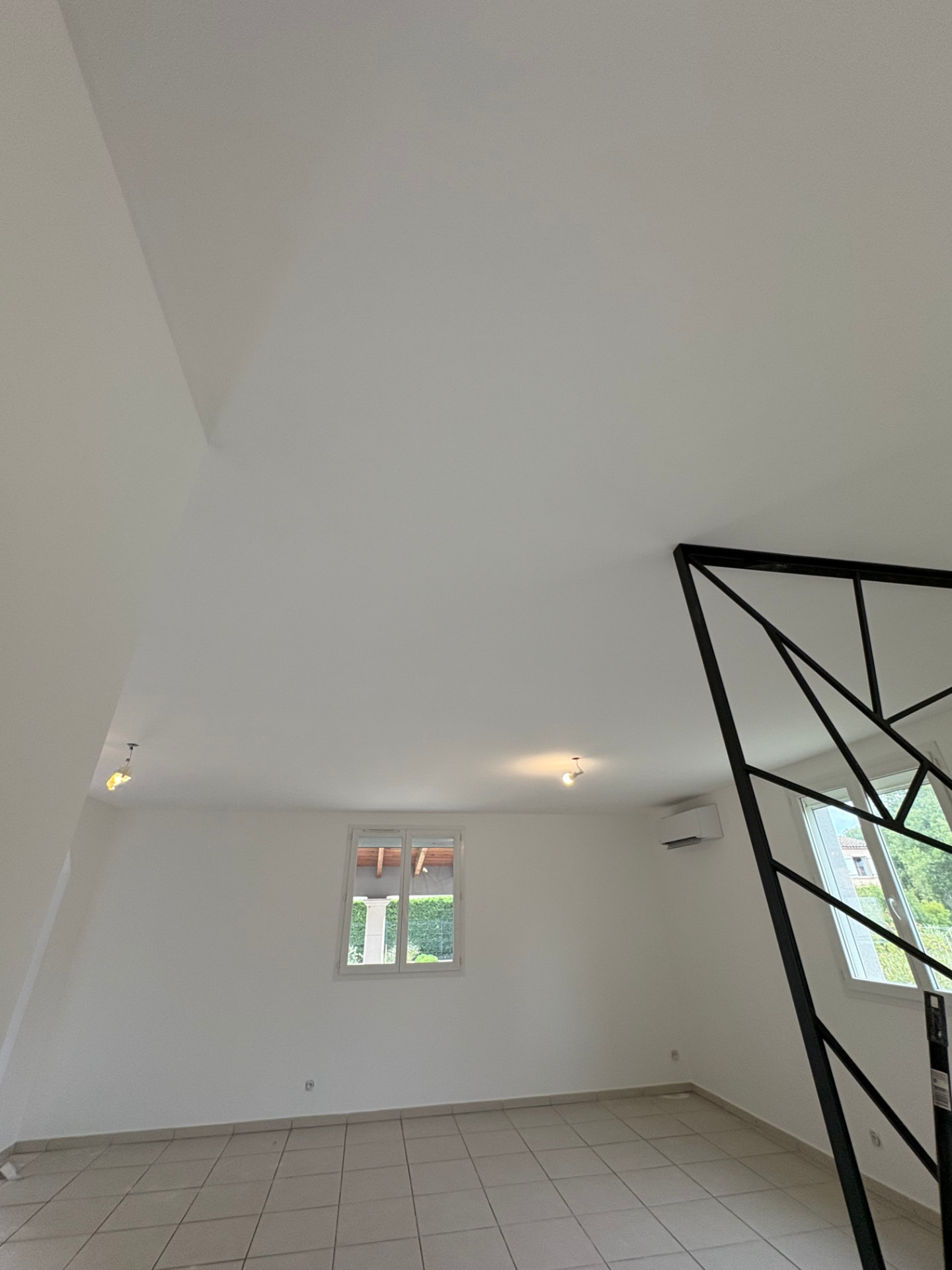 La même pièce terminée, murs et plafond peints en blanc mat